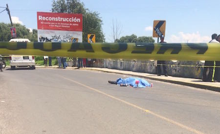 Muere hombre durante una peregrinación al caer de camioneta en Edomex