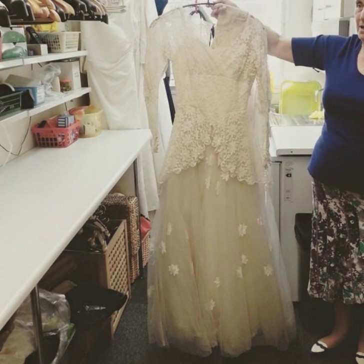 Ella posa en un misterioso vestido que está en venta. Pero mira bien cuando gira hacia la cámara