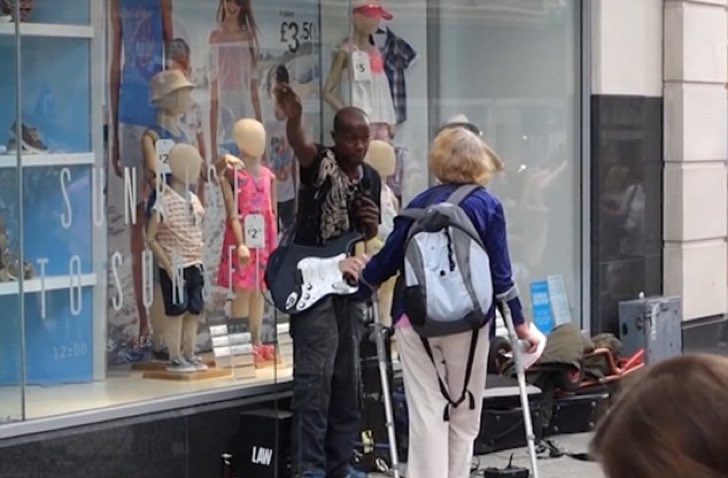 Todos veían la pelea de una mujer con un músico. Ahora mira quiénes llegan por la derecha