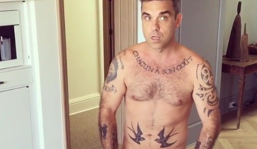 CÓMO DIOS LO TRAJO AL MUNDO: Robbie Williams sigue levantando bajas pasiones con este video