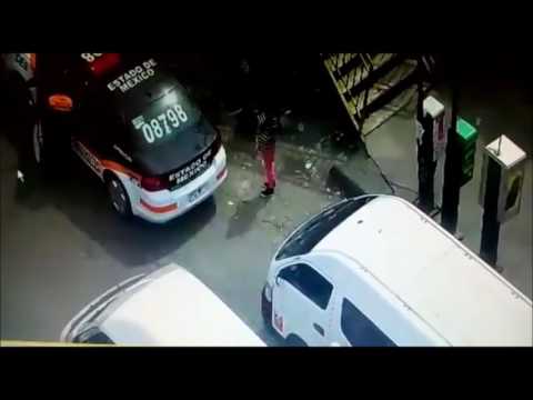 VIDEO: Policía de tránsito de La Paz recibe ‘mordida’ de conductor de combi