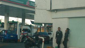 Captan a empleados fumando en gasolinera de Ecatepec