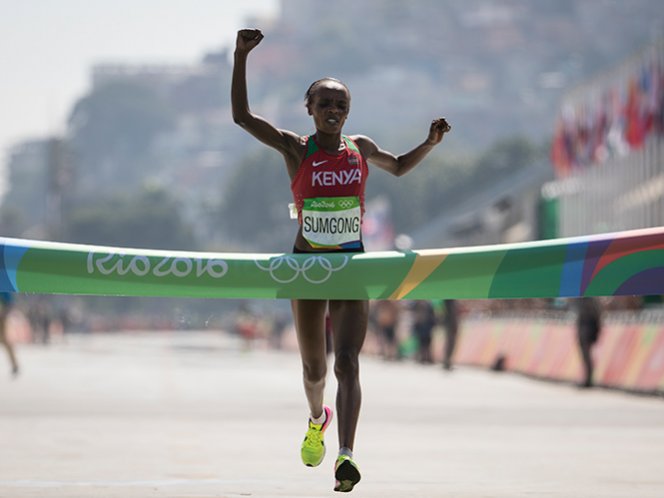 Kenia gana por primera vez el maratón olímpico femenil