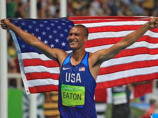 Ashton Eaton repite título olímpico en el decatlón
