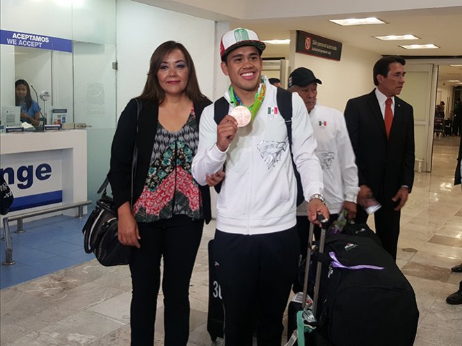 Misael vuelve orgulloso con su medalla en el pecho