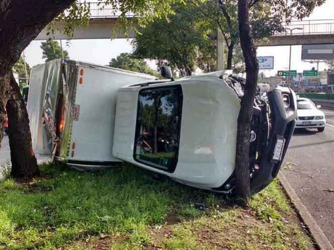 Vuelca camioneta en Viaducto-Tlalpan