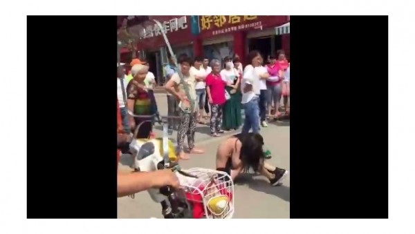 ¡Méndigas!, mujeres enfurecidas desnudan y golpean a la amante del esposo de una de ellas