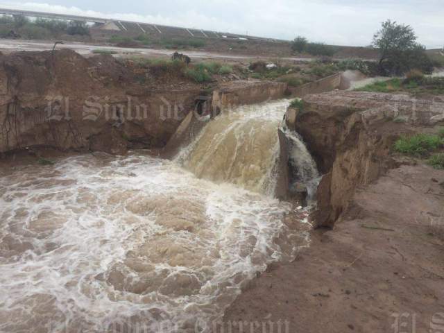 Llega agua de la presa Zarco a canales de riego