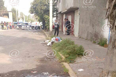 Encuentran el cuerpo de un hombre encobijado en Neza