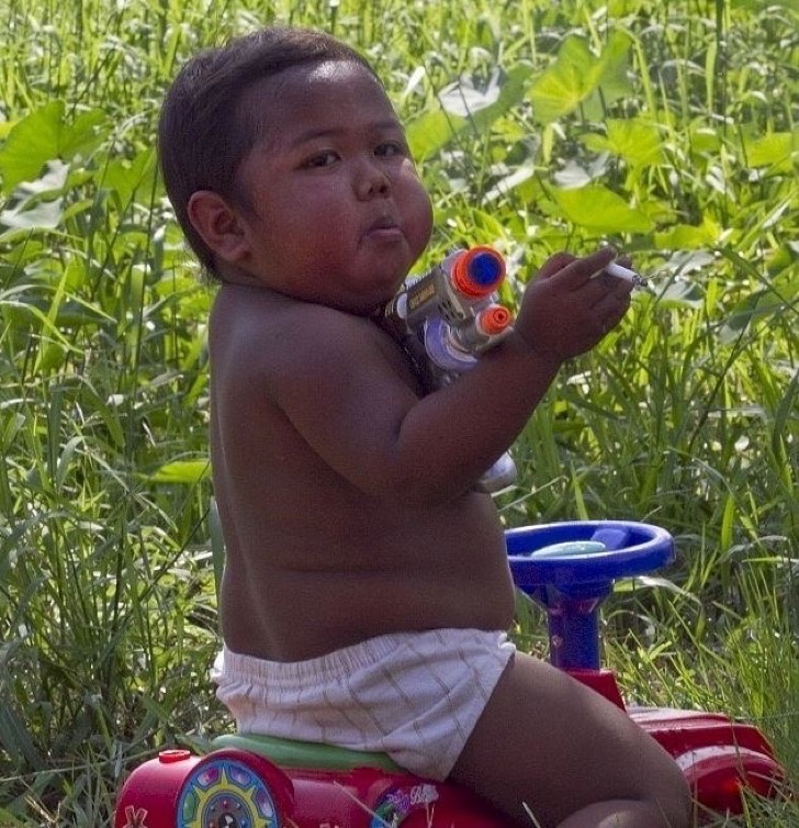 ¿Recuerdas al niño fumador? Ya creció y luce completamente diferente