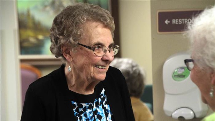 Enfermera de 93 años que trabajó en la II Guerra Mundial se retira tras 72 años de servicio