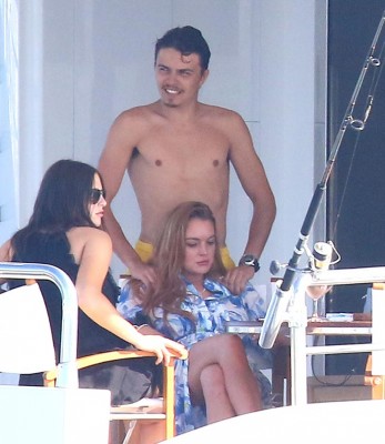 Y dale la burra al trigo, el novio de Lindsay la agarra a trancazos en la playa