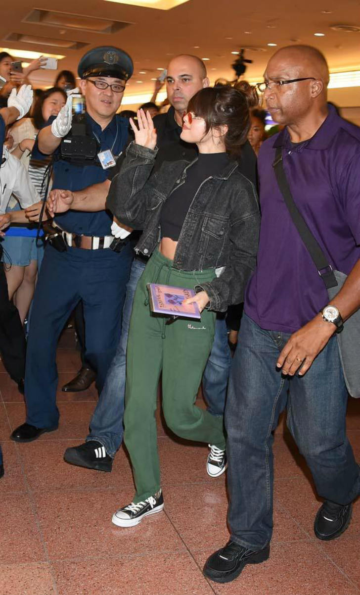 Selena Gomez usó unos simples pantalones de buzo y hubo escándalo. ¿El problema? Cuestan 665 dólares