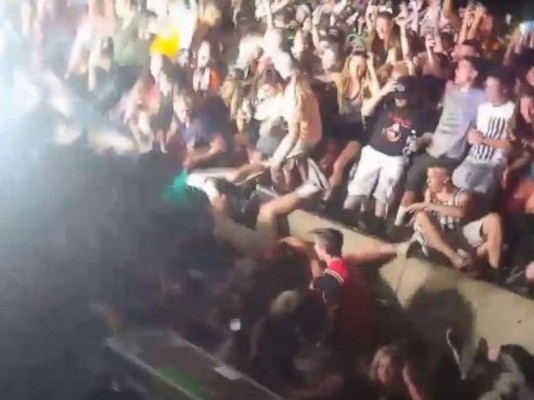 ¡Azotaron como reses! se vence una reja en pleno concierto de Snoop Dogg
