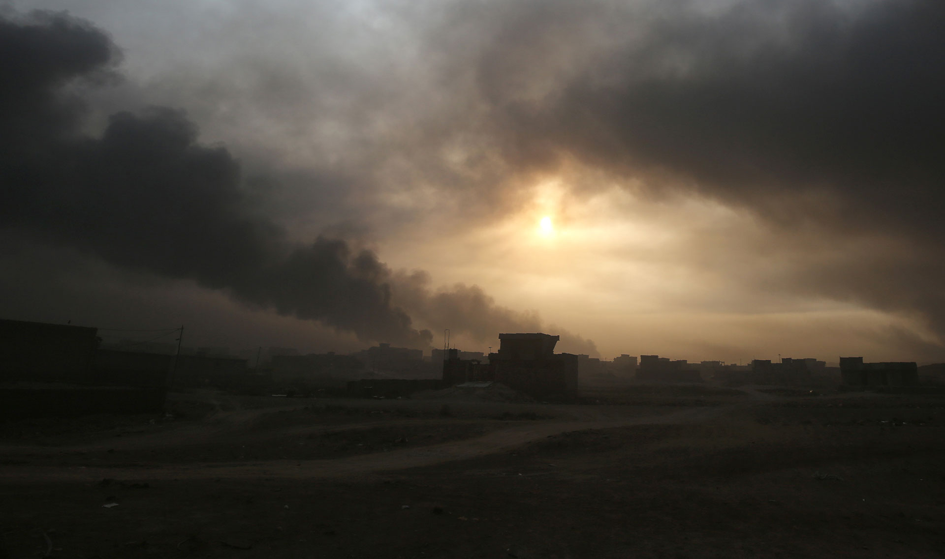 Postales apocalípticas: el ISIS provoca nubes tóxicas en Irak incendiando pozos de petróleo