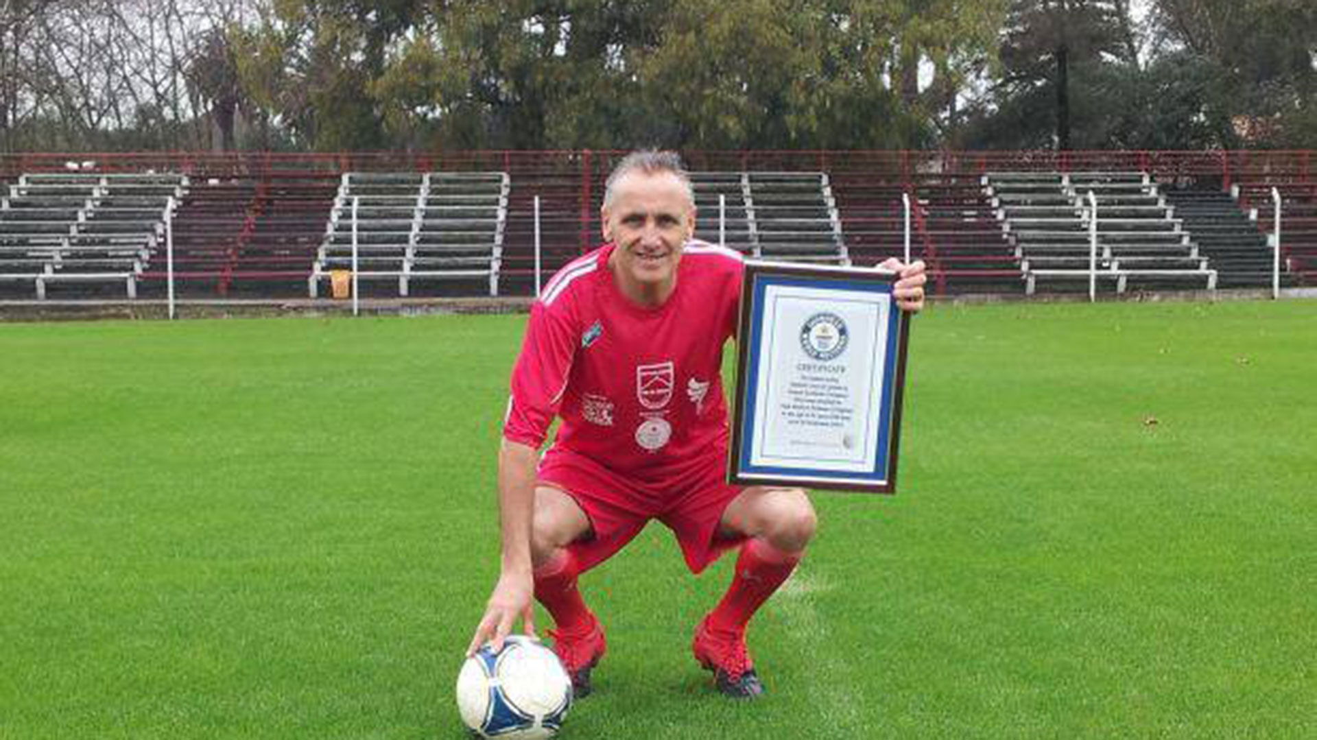 La historia de Robert Carmona: el futbolista profesional más viejo del mundo