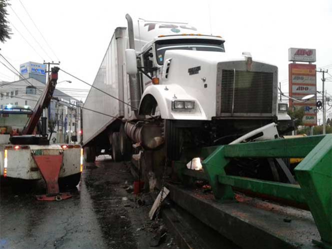 Tráiler atorado y a punto de volcar afecta la Vía Gustavo Baz