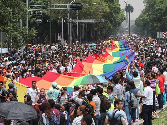 Episcopado reconoce derechos de gays, pero no con matrimonio igualitario