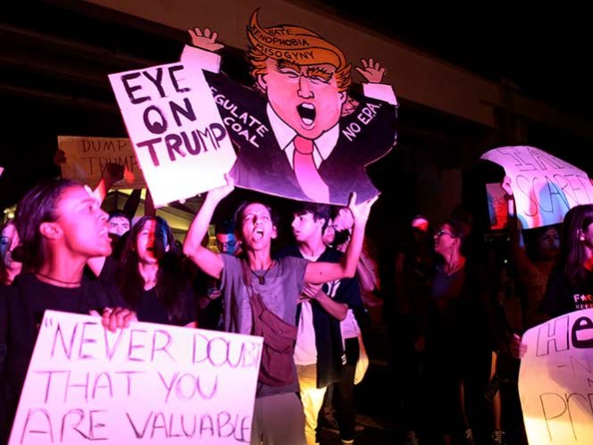 Tercera noche de protestas contra Donald Trump en todo EU