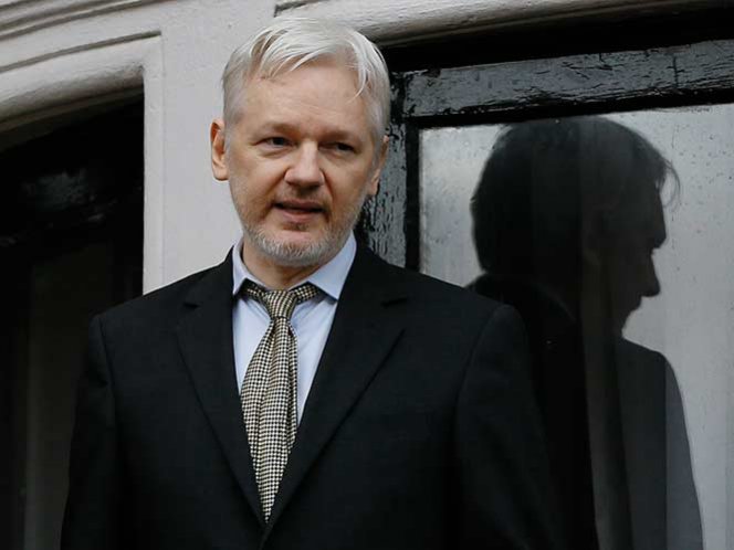 Fiscal sueca interroga a Julian Assange por supuesto caso de violación