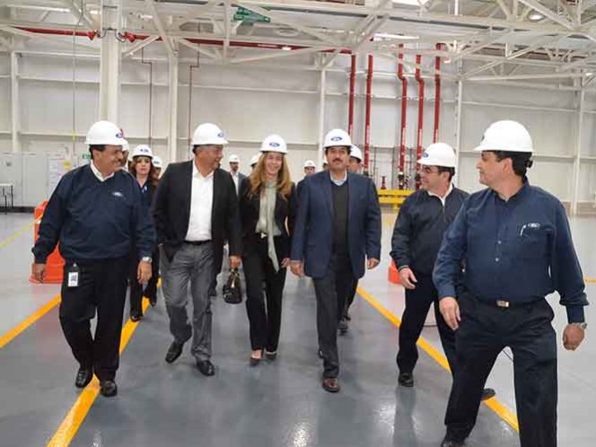 Visita el gobernador de Chihuahua nueva planta Ford