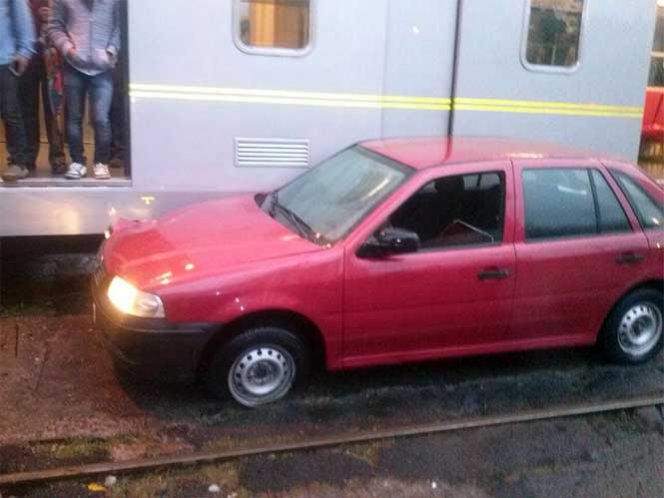 Choca tren ligero contra auto en Calzada de Tlalpan