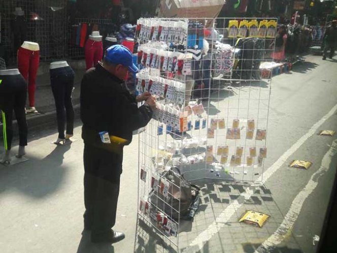 Comerciantes invaden hasta el carril del Metrobús