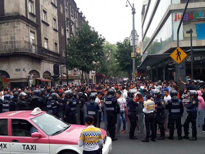 Granaderos repliegan a ambulantes del Centro de la CDMX