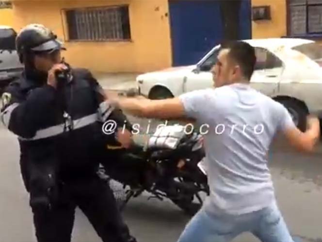 Video: Hombre agrede a golpes a policía en la Venustiano Carranza