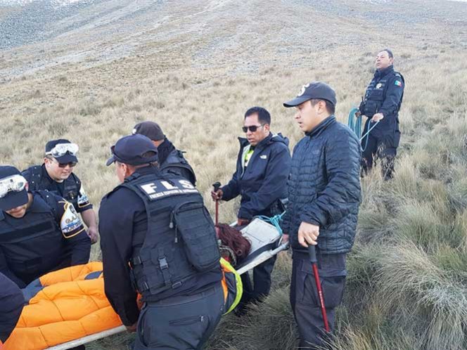 Muere de infarto en el Nevado de Toluca; rescatan a 6 paseantes