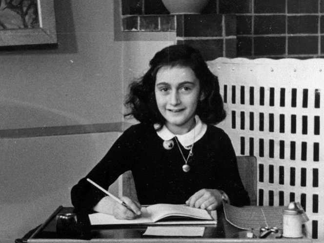 Venden poema firmado por Ana Frank por casi 150 mil dólares