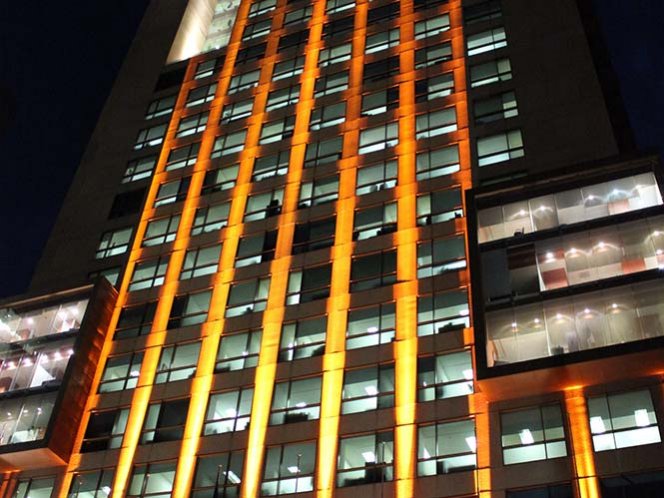 Edificio de la SRE ‘se pinta' de naranja en apoyo a mujeres