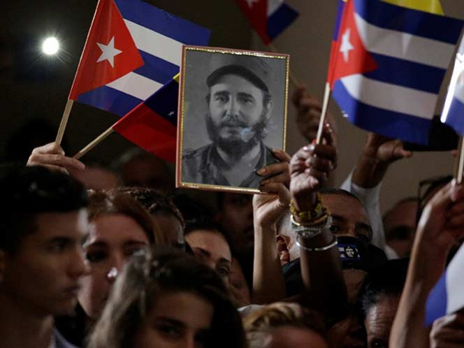 Cubanos rinden homenaje masivo a Fidel Castro