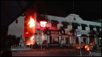 Video. Incendian Palacio municipal de Catemaco