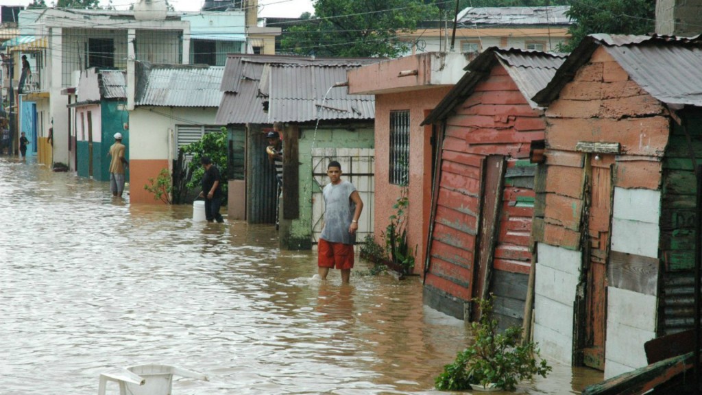 El número de evacuados por las inundaciones en República Dominicana asciende a más de 20.000