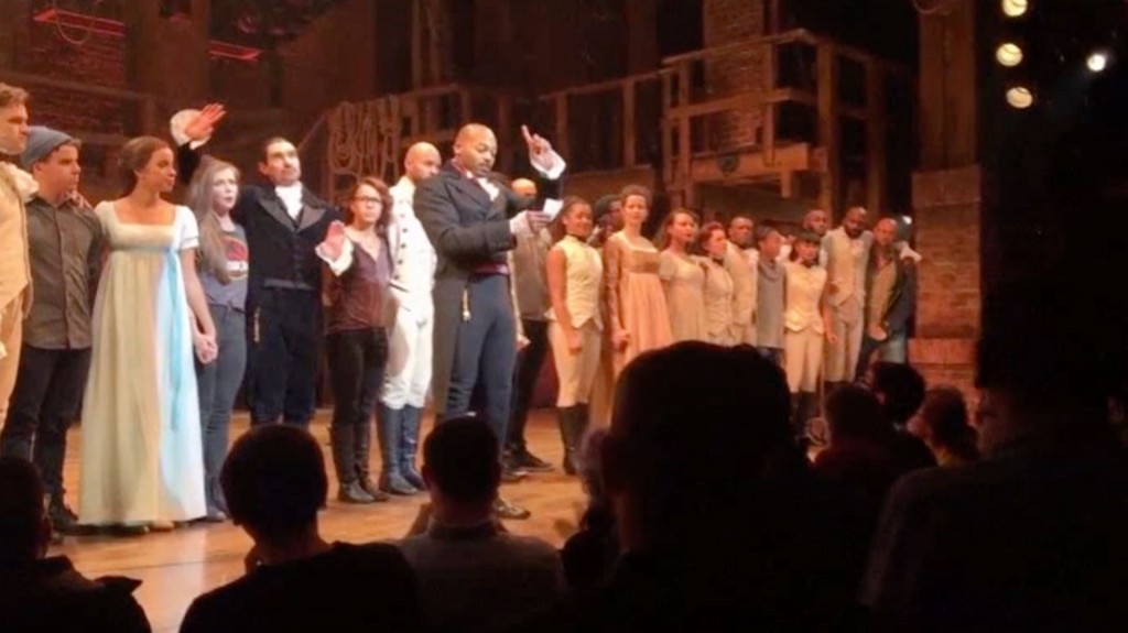 Donald Trump pidió al elenco del musical Hamilton que se disculpe por "acosar" a Mike Pence