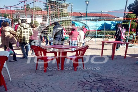 Asaltan a mujer en jardín municipal luego de retirar dinero del banco en Edomex