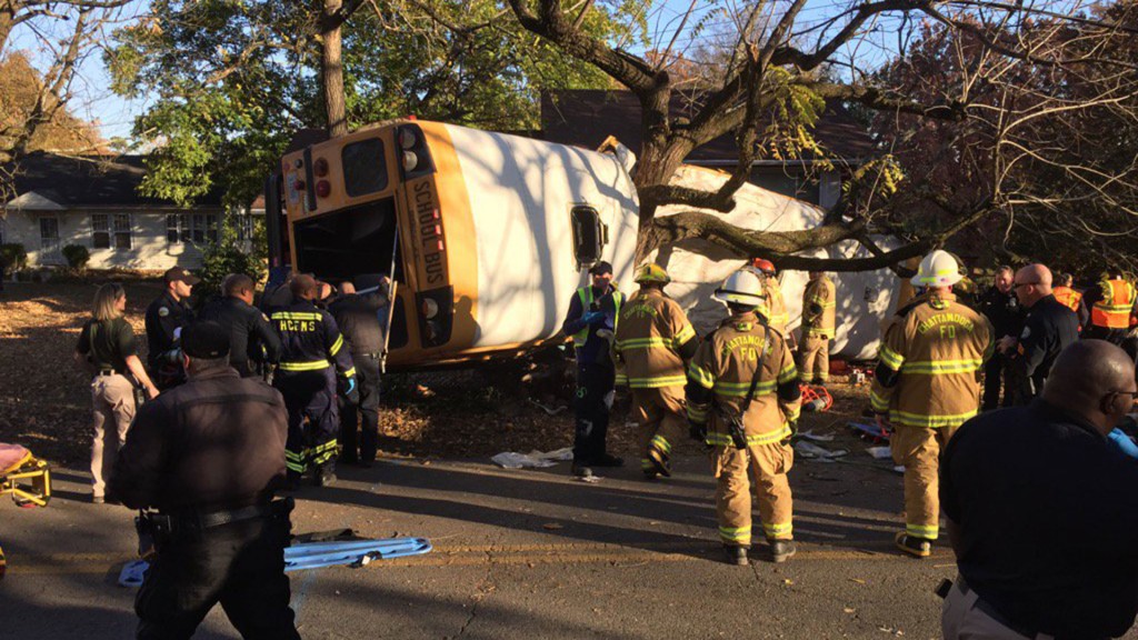 Trágico accidente de un autobús escolar en Chattanooga, Tennessee: al menos 6 niños muertos