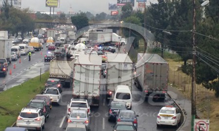 Tráiler pierde el control y bloquea la México-Querétaro por cuatro horas