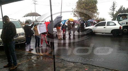 Vecinos de Ecatepec bloquean avenida en protesta por falta de agua