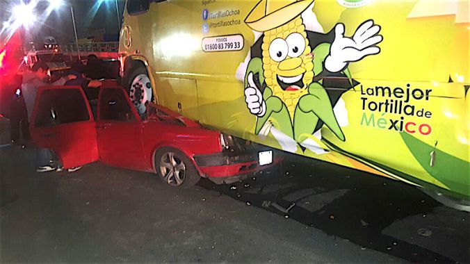 Chofer de autobús en estado de ebriedad aplasta autos con saldo de un muerto y 7 heridos