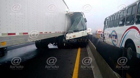 Autobús con estudiantes choca contra tráiler en el Circuito Mexiquense; hay varios heridos