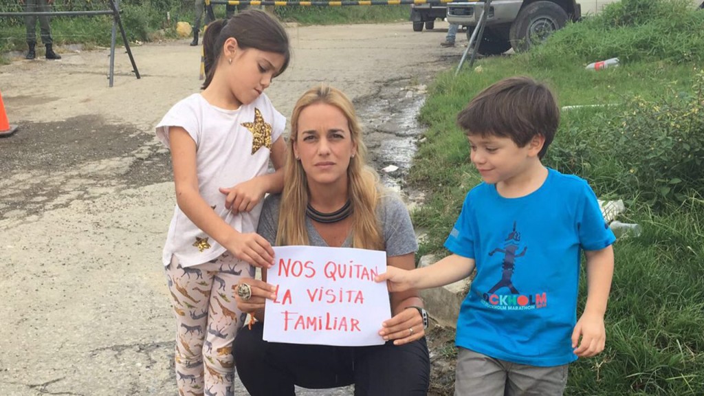 Lilian Tintori denunció que la "desnudan" y la "graban" cuando visita a Leopoldo López en prisión