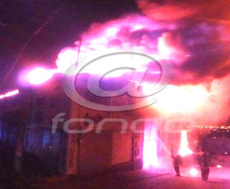 Incendio consume bodega de abarrotes en Ecatepec