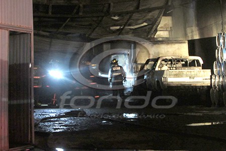 Bomberos de seis municipios acuden para sofocar incendio en bodega de químicos