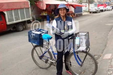 Mayra reparte correspondencia en bicicleta en Ecatepec a pesar de asaltos y ataques de perros