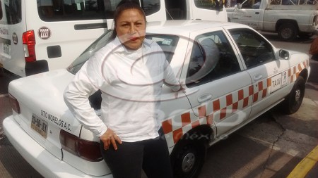 Con una bala en el cuerpo, María maneja su taxi en Ecatepec para vivir