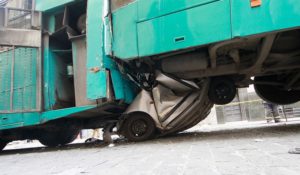 ¡Terrible! Así quedó el auto aplastado por dos micros del Transantiago