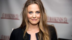 ¿Te acuerdas de Alicia Silverstone? posó desnuda para campaña contra el uso de lana (FOTOS)