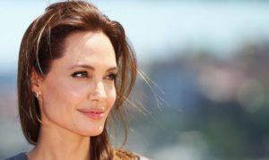 (Foto) En medio de misterio: Se subasta sangrienta fotografía de Angelina Jolie en 60 mil dólares